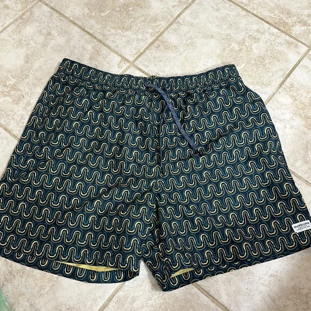 Like New Quicksilver Hybrid Swim Shorts